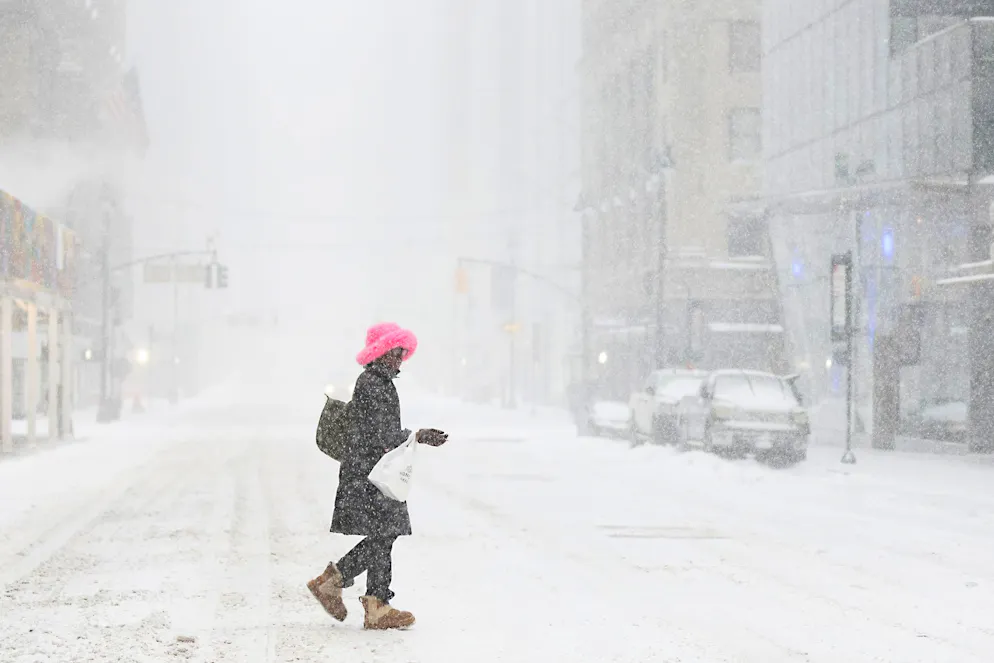 Una tempesta invernale attraversa gli Stati Uniti. Strade deserte a New York la domenica 25 gennaio 2026.
