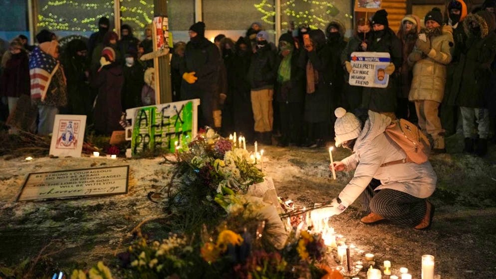 People gather during a vigil for 37-year-old Alex Pretti, who was fatally shot by a US Border Patrol agent in Minneapolis. Photo: Adam Gray/AP/dpa