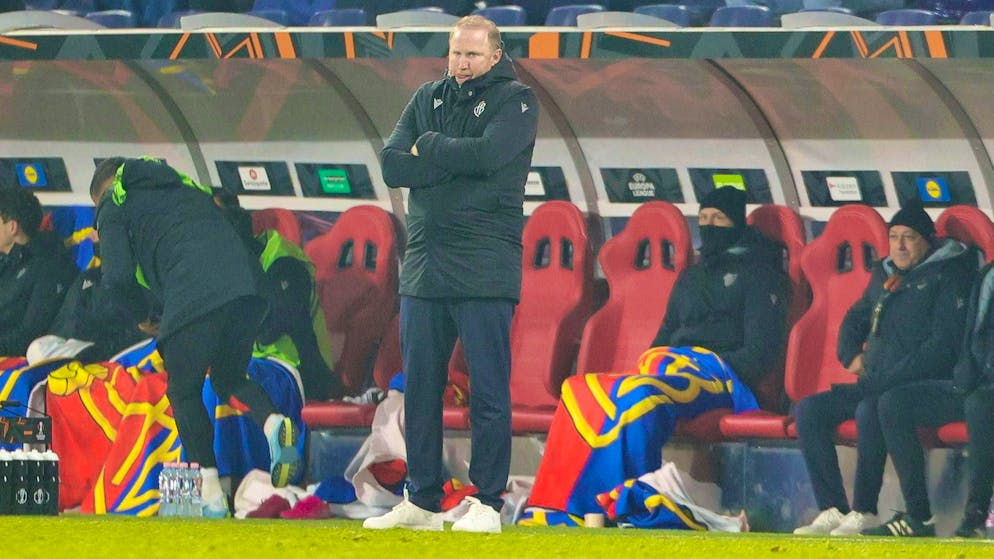 Can hardly watch: FCB coach Ludovic Magnin during the poor performance in Salzburg.