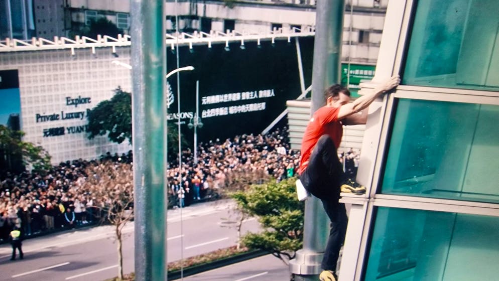 Beobachtet von Massen: Alex Honnold beginnt seinen Aufstieg.