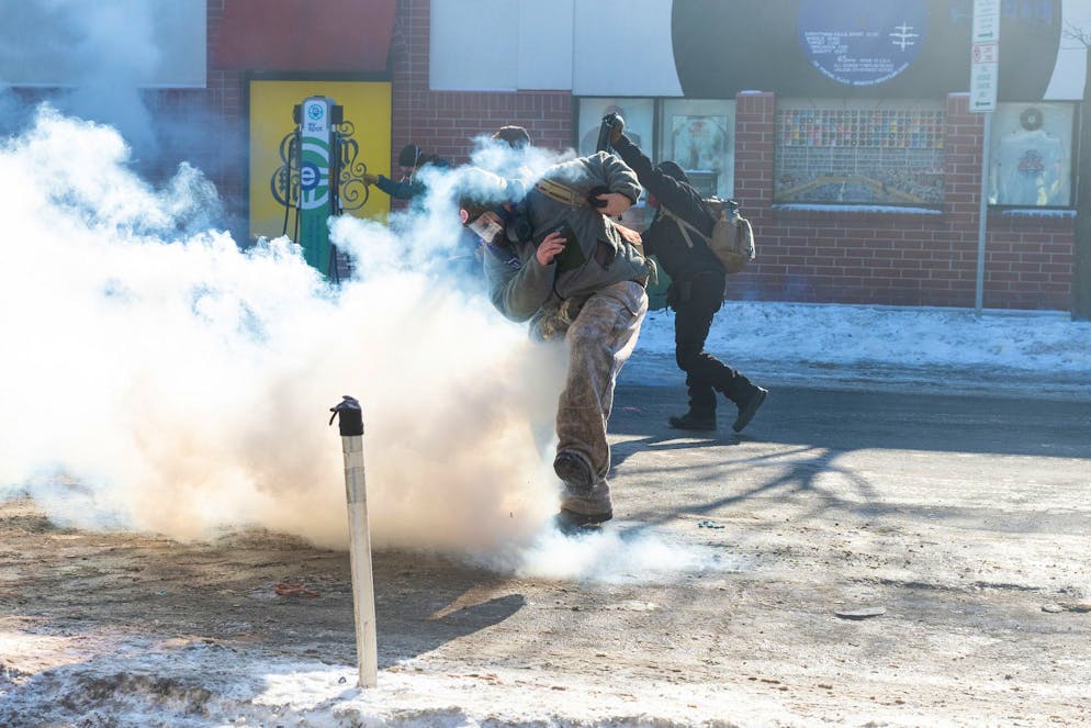 L'uccisione di Alex Pretty a Minneapolis da parte di agenti dell'ICE. Gas lacrimogeni contro i dimostranti.