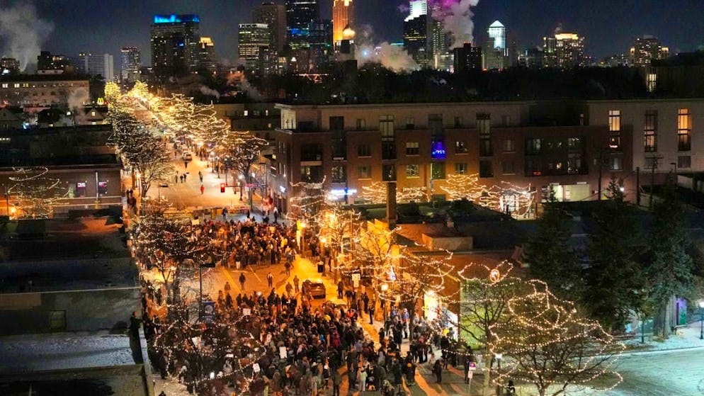 dpatopbilder - People gather during a vigil for 37-year-old Alex Pretti, who was shot and killed by a US Border Patrol agent in Minneapolis. Photo: Adam Gray/AP/dpa