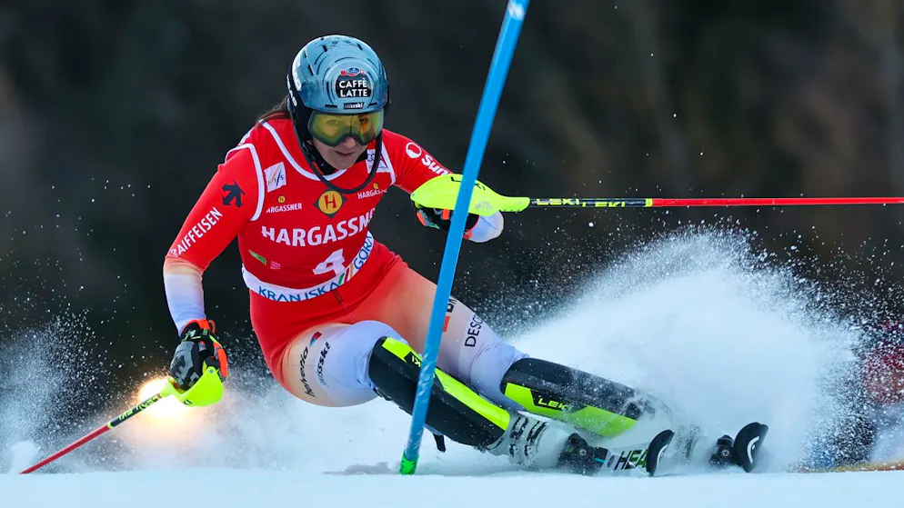 1st run in the ticker. Shiffrin in her own league - strong Holdener first pursuer