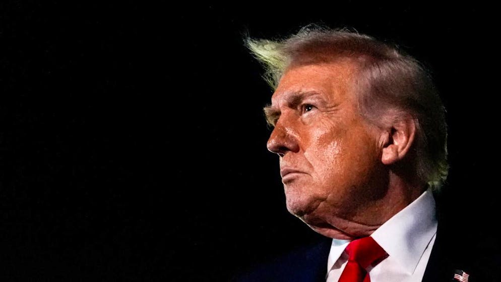 ARCHIV - US-Präsident Donald Trump spricht mit Reportern nach seiner Ankunft am Palm Beach International Airport. Foto: Julia Demaree Nikhinson/AP/dpa