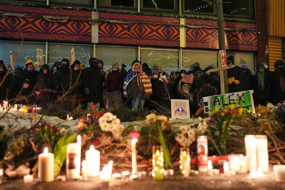 L'uccisione di Alex Pretty a Minneapolis da parte di agenti dell'ICE. Una veglia in memoria del 37enne ucciso. 