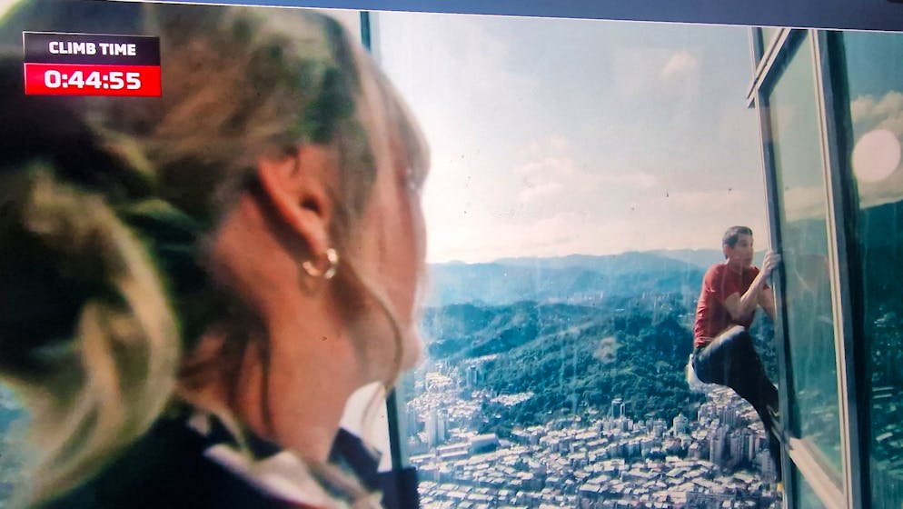 Surreal: Honnold ungesichert am Taipei 101, während er von Menschen in den Büros bewundert und angefeuert wird.
