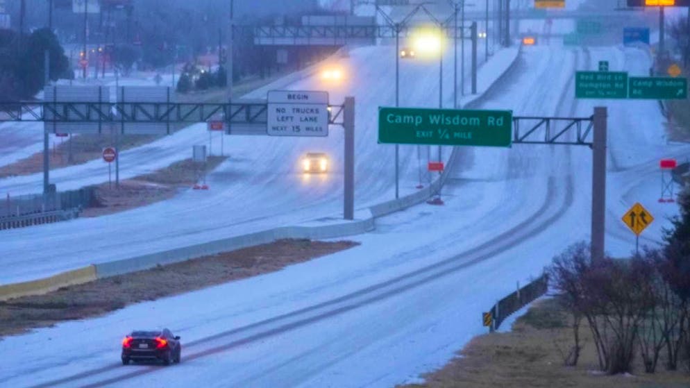 Snow-covered Highway 67 in Dallas. Photo: Julio Cortez/AP/dpa