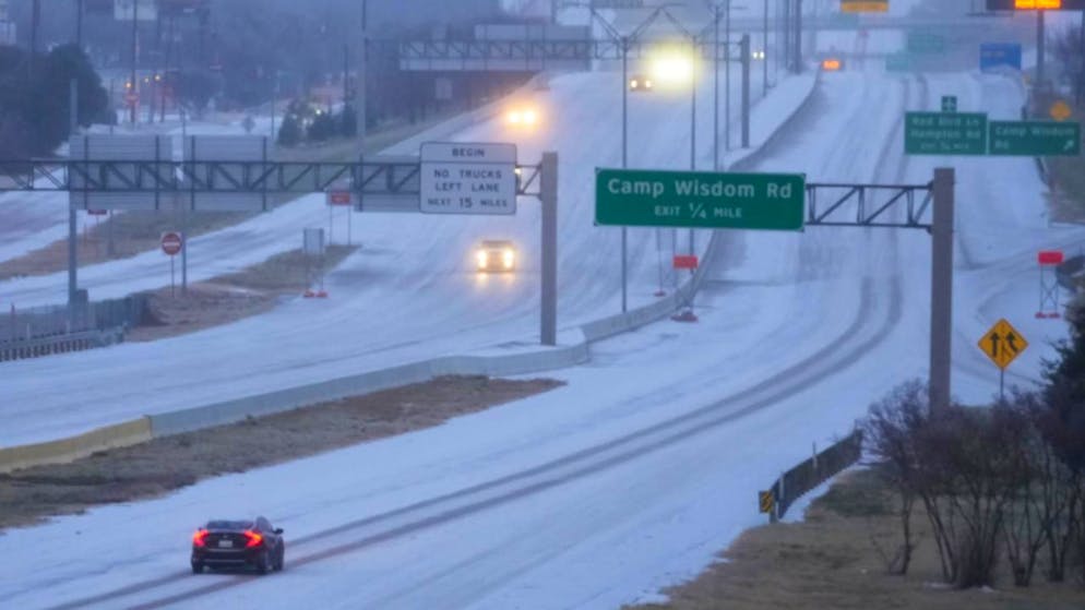 Schneebedeckter Highway 67 in Dallas. Foto: Julio Cortez/AP/dpa