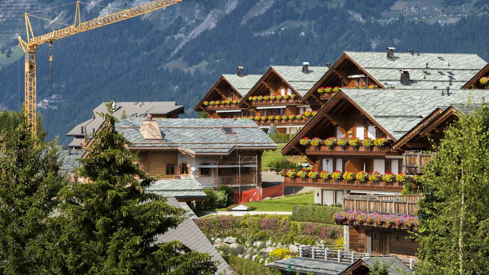 Nach Katastrophen können Bauvorschriften verschärft werden. Müssen anschliessend bestehende Bauten nachgerüstet werden, wirkt sich das negativ auf die Preise aus. (Archiv)