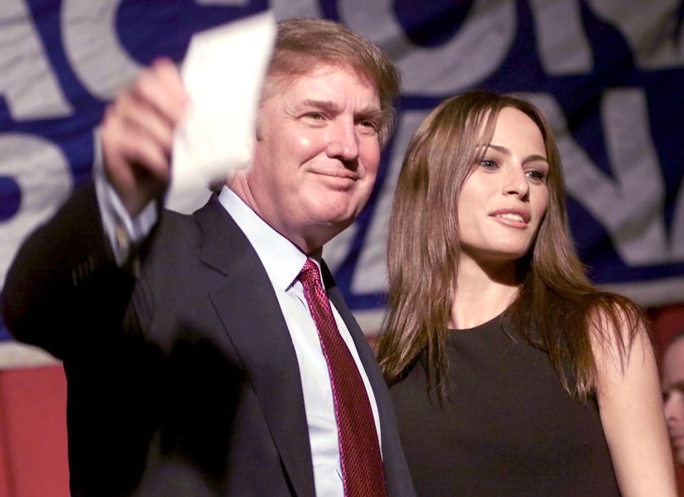 Donald Trump und Model Melania Knauss am 15. November 1999 bei einer Veranstaltung in Miami, Florida