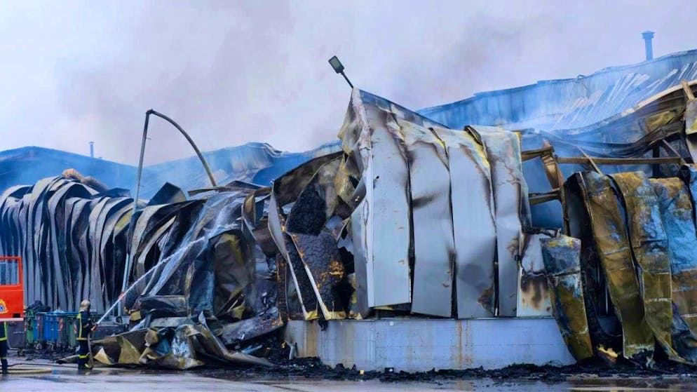 dpatopbilder - A firefighter sprays water after an explosion and fire at a cookie factory in Trikala. Photo: George Kidonas/InTime News/AP/dpa