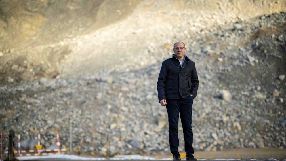 A Brienz è tornata la normalità. Il sindaco di Albula/Alvra, Daniel Albertin, a pochi metri dal pendio che per settimane ha minacciato di seppellire il paese rimasto evacuato per oltre un anno.