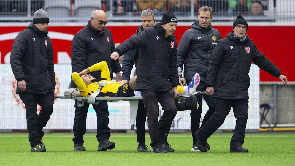 Ryan Andrews (YB) évacué sur blessure lors du match entre Thoune et Young Boys.