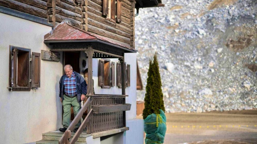 People return to Brienz GR. Hermann Bossi brings his belongings into his house. He is not afraid of the masses of rock, he tells Keystone-SDA.