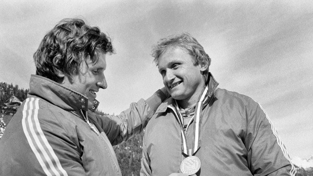 Balloons burst for the first Swiss Olympic gold - Gallery. The medal that her brother was denied: Peter Schärer, who was replaced as push athlete at short notice, admires Erich Schärer's Olympic silver medal in the four-man bobsleigh