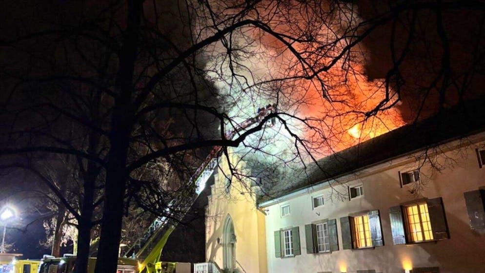 Un incendio è divampato al Lindenhof, nel centro di Zurigo.