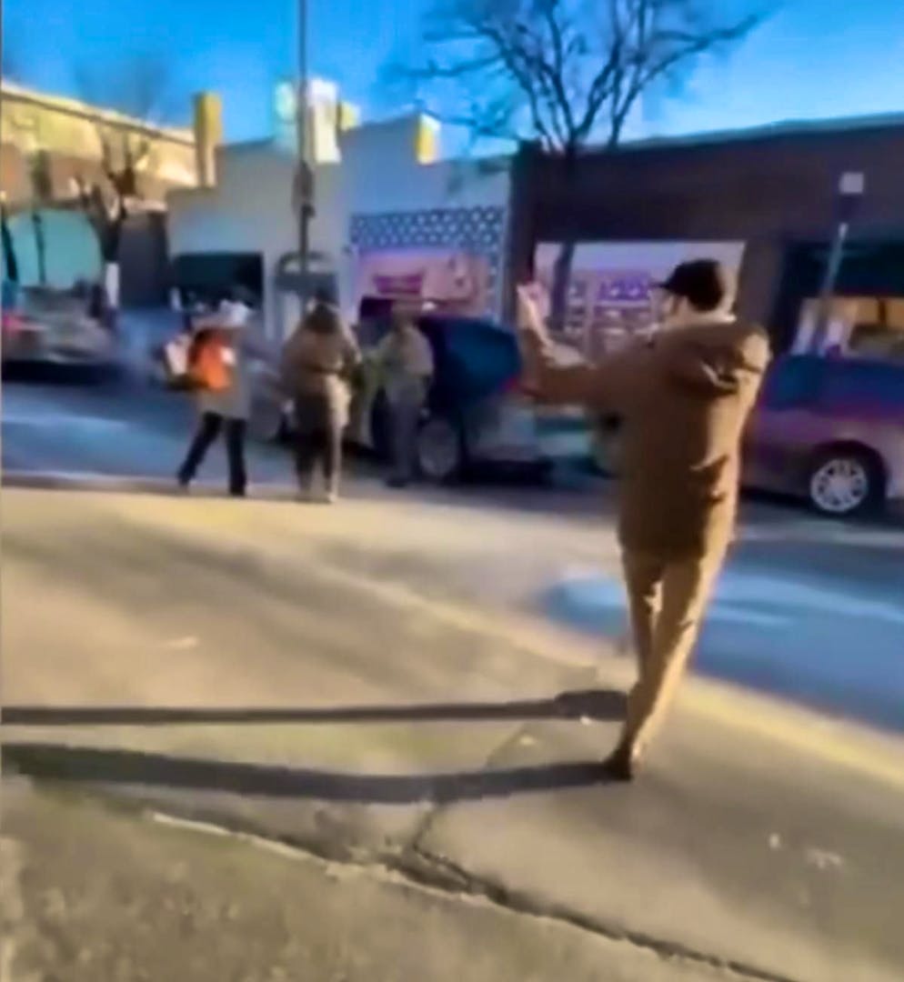 The ICE agents can be seen in the background. In front, on the right, Alex Pretti, who is filming the process with his cell phone in his right hand (concealed) and waving to a car that has stopped that it can continue.