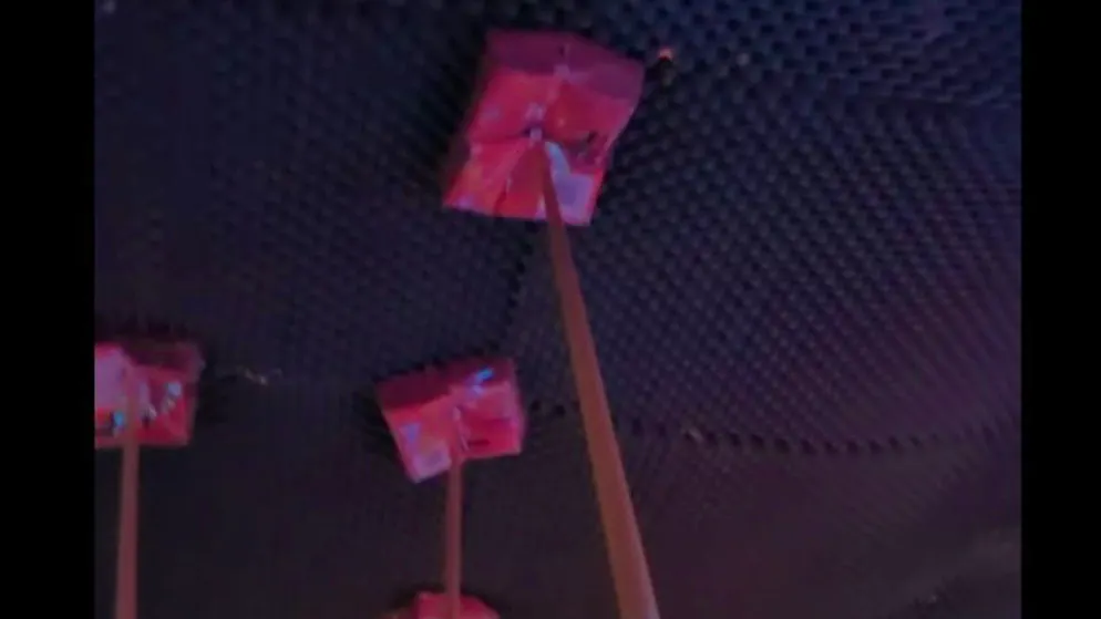 Mit Billardqueues wird versucht, den Schaumstoff wieder an die Decke zu kleben.