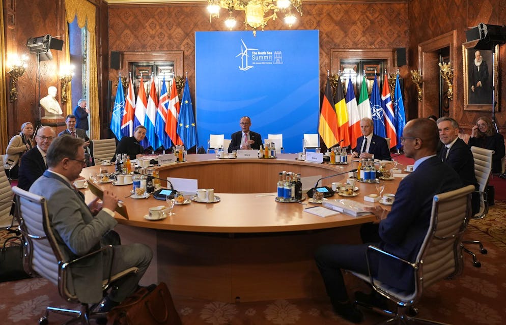 Nordsee-Anrainer treiben Ausbau der Windkraft voran - Gallery. Das Hamburger Rathaus ist Schauplatz des Nordsee-Gipfels.