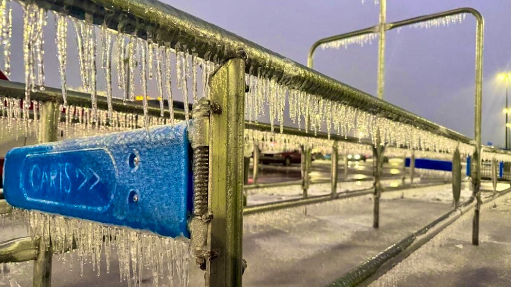 dpatopbilder - Icicles form in a parking lot in West Virginia during a winter storm. Photo: John Raby/AP/dpa