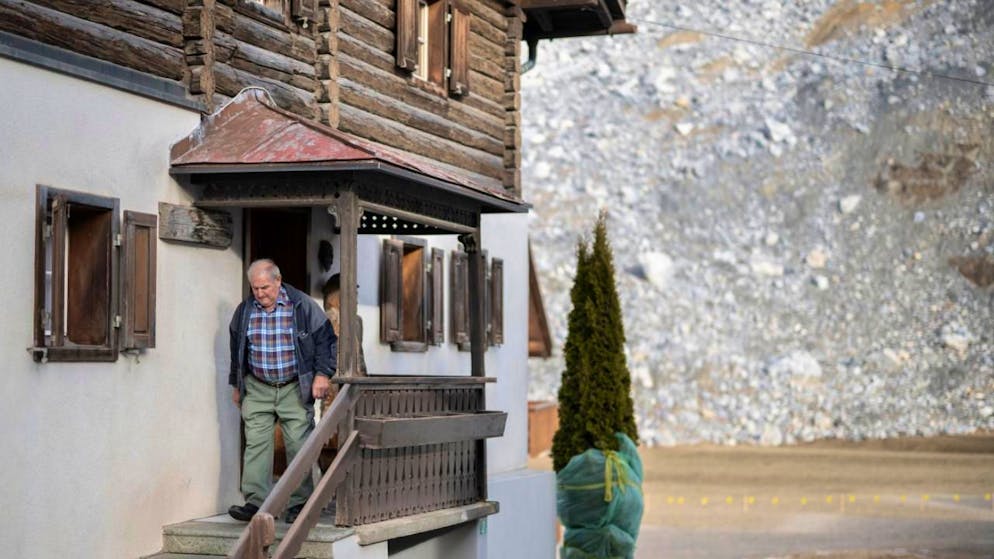 A Brienz è tornata la normalità. Hermann Bossi, abitante di Brienz/Brinzauls, è tornato oggi definitivamente a casa. Dalle sue finestre vede la frana, che ora si muove molto più lentamente. «Non mi fa paura», ha detto Bossi.