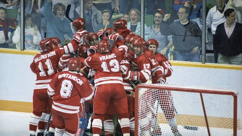 Für das erste Schweizer Olympia-Gold platzen Ballons - Gallery. Sternstunde des Schweizer Eishockeys: 1988 in Calgary ist der 2:1-Sieg gegen Finnland eine Sensation