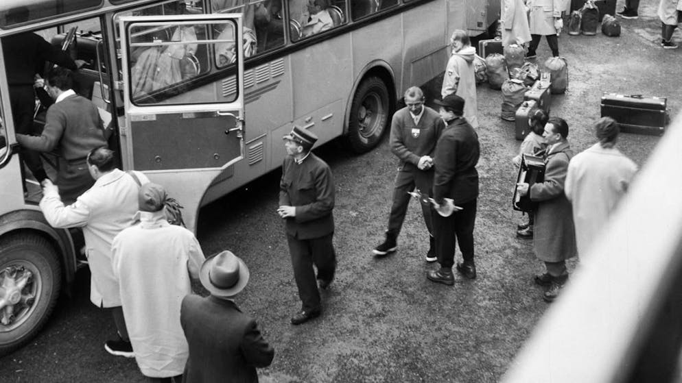Kein Schnee in Cortina d’Ampezzo - Gallery. Abenteuerliche Reise: Das Schweizer Team vor einem Postauto