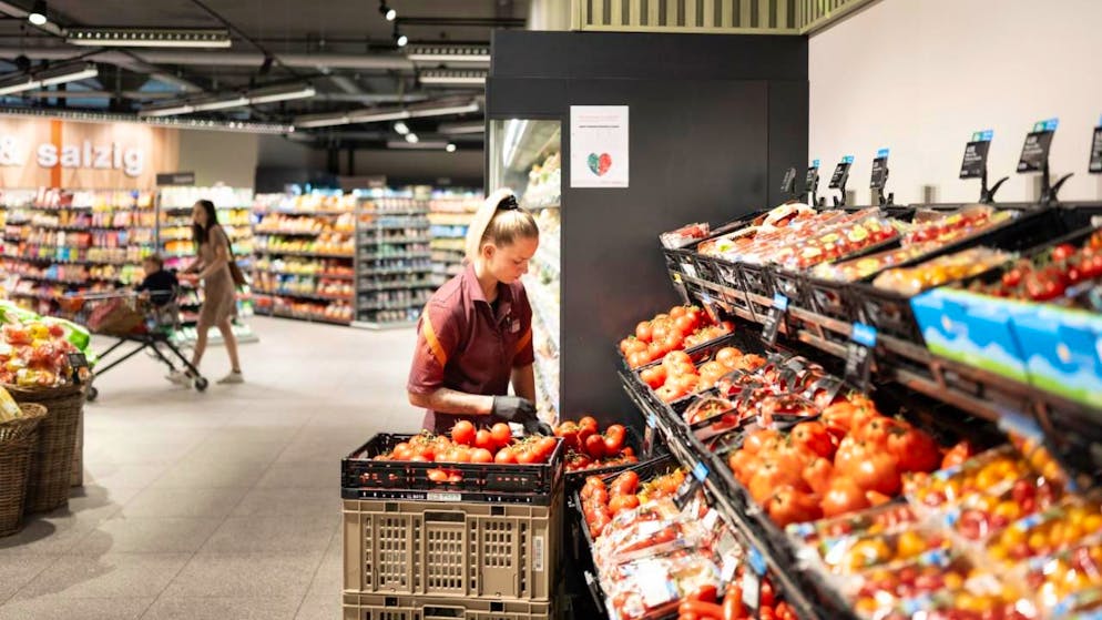 Damit Tomaten im Laden landen, müssen sie sich vor Schädlingen verteidigen. Eine neue Studie deckt auf, wie sie das mitunter machen. (Symbolbild)