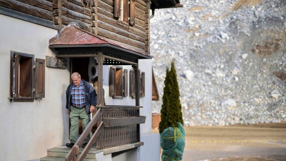 Die Menschen kehren nach Brienz GR zurück. Hermann Bossi bringt seine Habseligkeiten in sein Haus. Angst vor den Gesteinsmassen habe er keine, sagt er zu Keystone-SDA.