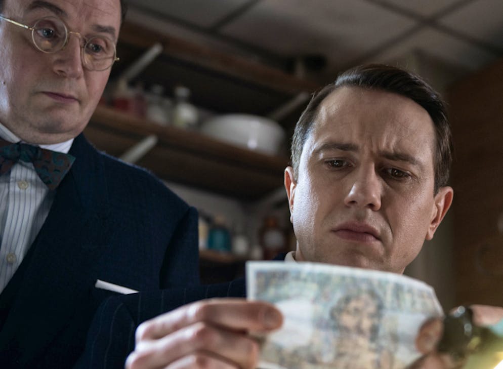 L'affaire Bojarski. Bastien Bouillon (à d.) est le commissaire Mattei, un flic obsédé par le mystérieux faux monnayeur.