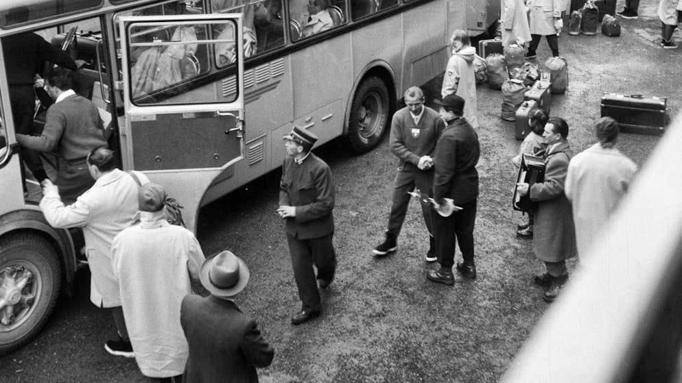 No snow in Cortina d'Ampezzo - Gallery. Adventurous journey: The Swiss team in front of a Postbus