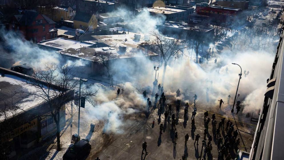 dpatopbilder - Bundesbeamte setzen Tränengas und andere Munition in einer Menschenmenge in Minnesota ein. Foto: Ben Hovland/Minnesota Public Radio/dpa