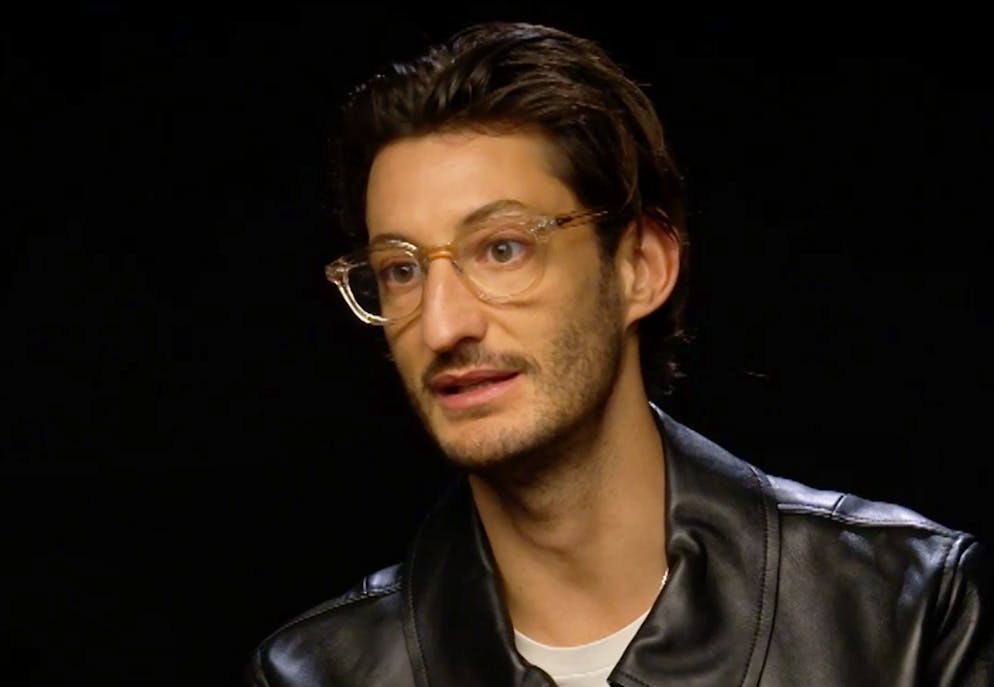 Gourou. Pierre Niney à l'heure de l'interview pour blue News.
