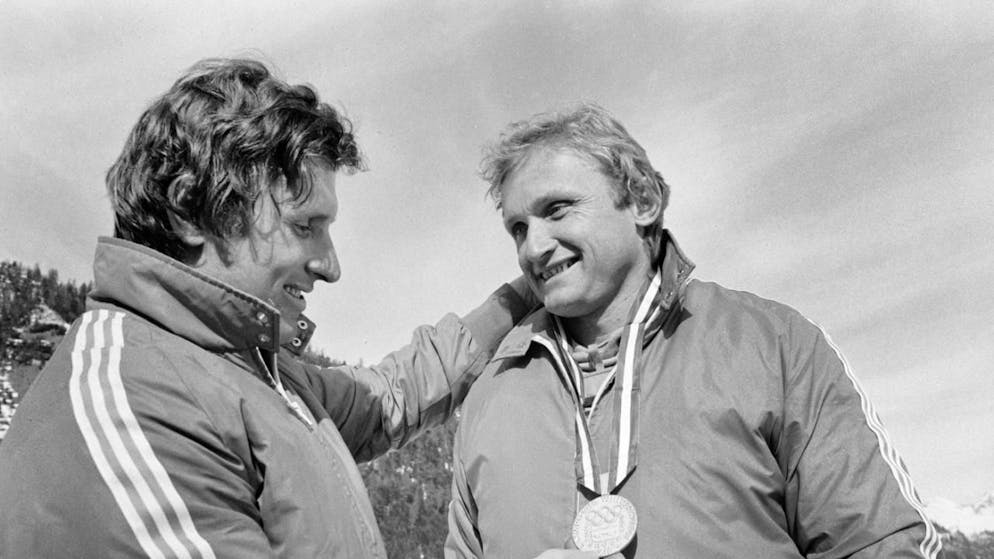 Für das erste Schweizer Olympia-Gold platzen Ballons - Gallery. Die Medaille, die dem Bruder verwehrt blieb: Peter Schärer, der als Anschieber kurzfristig ersetzt wurde, bewundert die Olympia-Silbermedaille von Erich Schärer im Viererbob