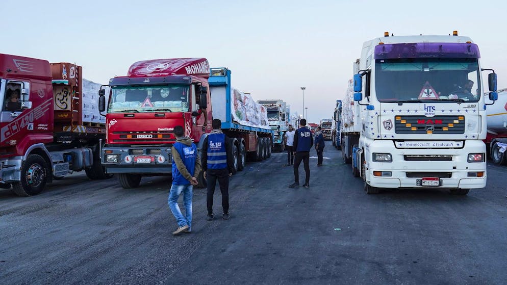 Lastwagen mit Hilfsgütern warten am Grenzübergang in Rafah zwischen Ägypten und Gaza. (10. Oktober 2026)