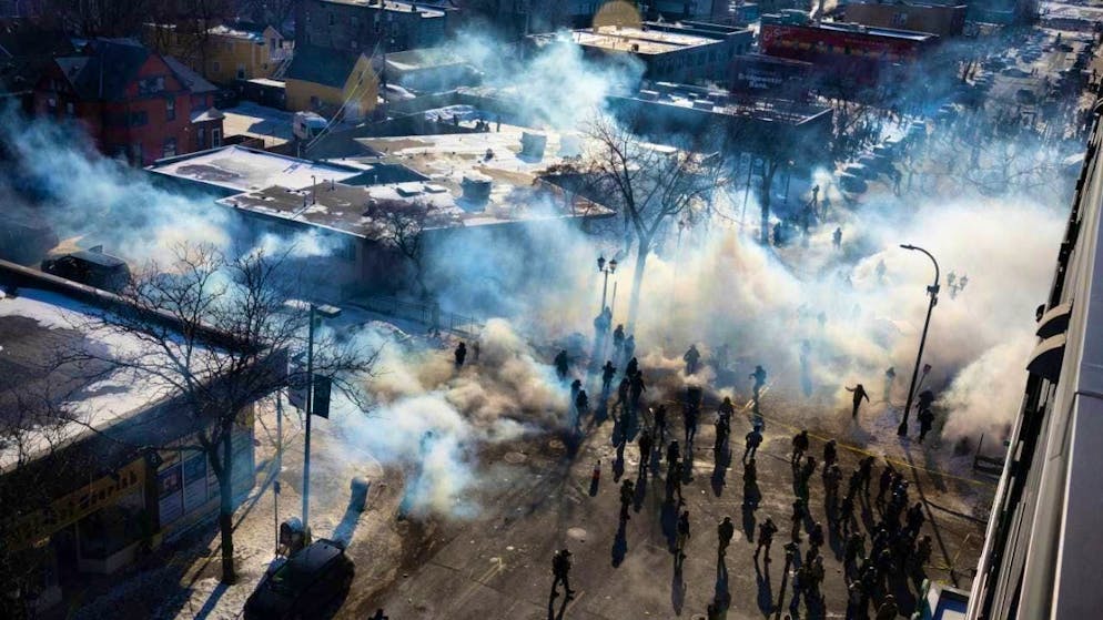 dpatopbilder - Federal officers use tear gas and other munitions on a crowd in Minnesota. Photo: Ben Hovland/Minnesota Public Radio/dpa