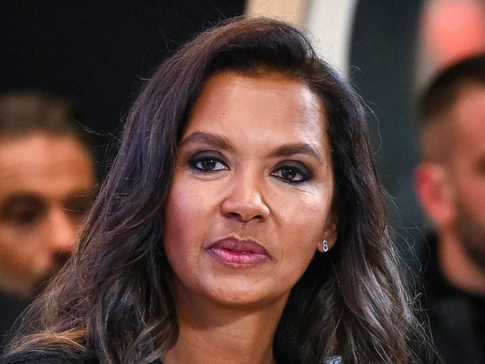 Karine Le Marchand a raconté à Michel Drucker dans Vivement dimanche sur France 3 le moment où elle a retrouvé son père biologique, disparu depuis des années. C'était lors d'un voyage au Burundi...