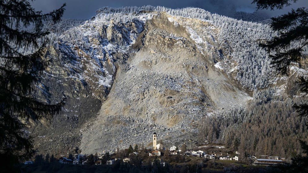 Blick auf Brienz-Brinzauls mit dem Schuttstrom. (27. November 2025)