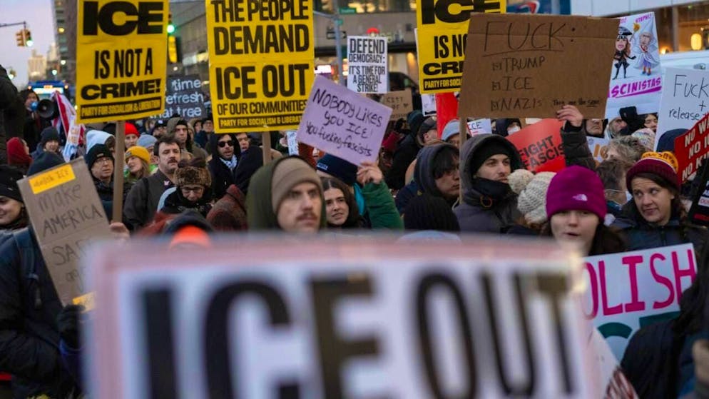 Members of the New York community march towards 6th Avenue with anti-ICE signs to protest ICE's presence in states across the country and show solidarity with protesters in Minnesota. Photo: Edna Leshowitz/ZUMA Press Wire/dpa