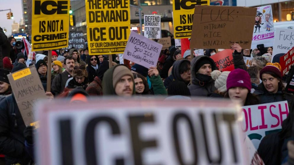 Mitglieder der New Yorker Gemeinde marschieren mit Anti-ICE-Schildern in Richtung 6th Avenue, um gegen die Präsenz von ICE in den Staaten des Landes zu protestieren und sich mit den Protestierenden in Minnesota zu solidarisieren. Foto: Edna Leshowitz/ZUMA Press Wire/dpa