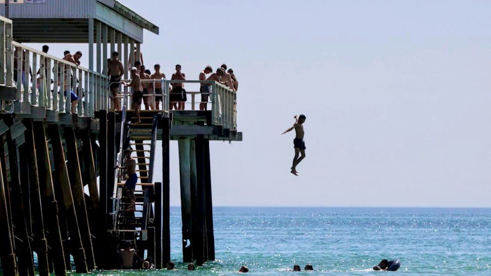 dpatopbilder - Jetty Jumpers entkommen der Hitze in Adelaide. Am Australia Day werden in einigen Städten Temperaturen von bis zu 40 Grad erwartet, während die Südstaaten in einer rekordverdächtigen Hitzewelle schwitzen. Foto: Matt Turner/AAP/dpa