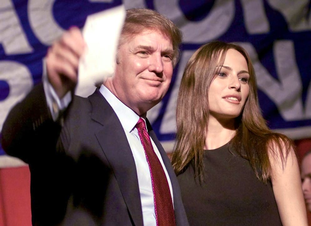Donald Trump et le mannequin Melania Knauss le 15 novembre 1999 lors d'un événement à Miami, Floride.