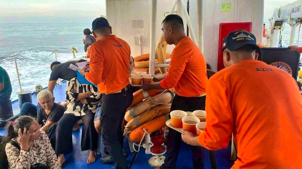 HANDOUT - This photo released by the Philippine Coast Guard shows Philippine Coast Guard personnel attending to people who were aboard the M/V Trisha Kerstin 3 in the waters of Baluk-baluk Island, Basilan, Philippines. Photo: Uncredited/Philippine Coast Guard/dpa - ATTENTION: For editorial use only in connection with current reporting and only with full attribution to the above credit.