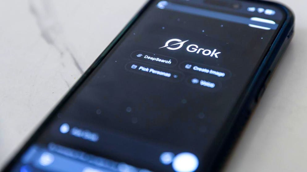 Unter zunehmendem Druck wegen übergriffiger und sexualisierter Bilder hatte die US-Firma X ihren Chatbot Grok zuletzt eingeschränkt. Von zahlenden Abonnenten erstellte Bilder lassen sich aber auch weiterhin für alle öffentlich anzeigen. (Archivbild)