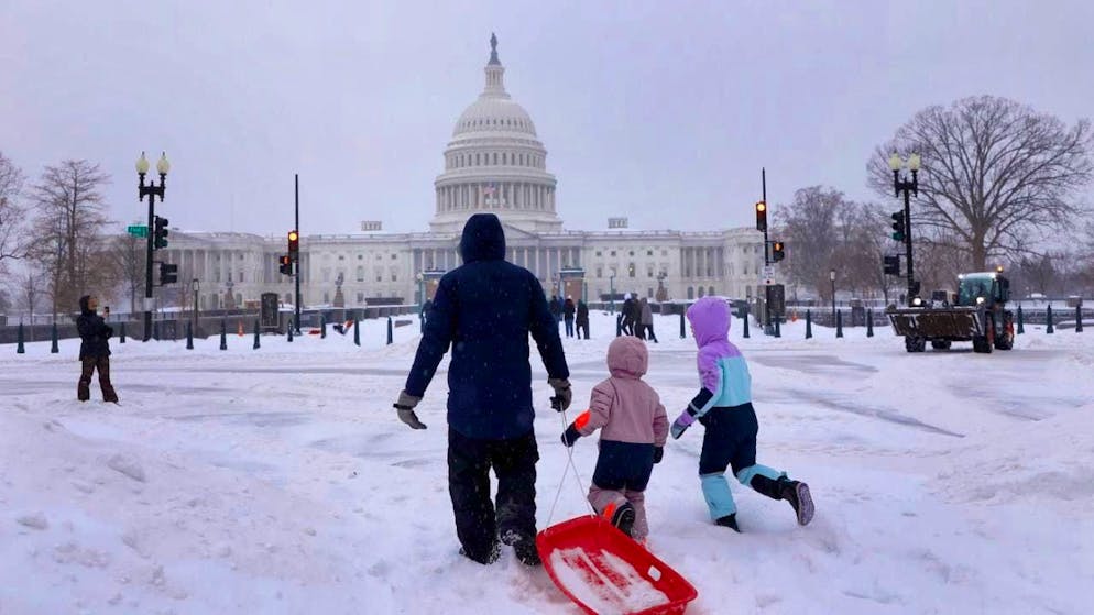 dpatopbilder - Residents go sledding on Capitol Hill during a winter storm. Photo: Gent Shkullaku/ZUMA Press Wire/dpa
