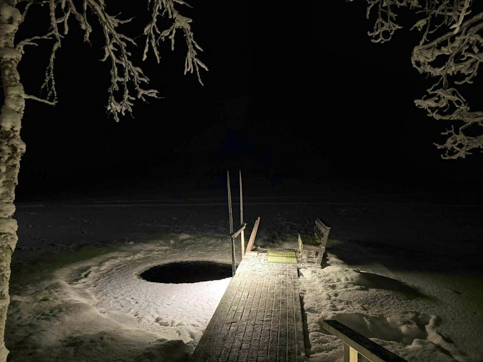 Press trip Finland. After a sauna session, you can roll around in the snow or jump into the icy water of the frozen lake.