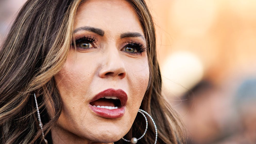 «Vi daremo la caccia». Chi è Kristi Noem, il segretario della Sicurezza Nazionale di Trump sotto tiro?