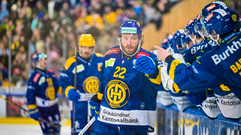 Forward Brendan Lemieux has good reason to cheer after his goal and the win against Zug: HC Davos is definitely in the playoff quarterfinals