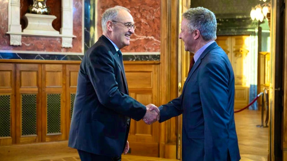 President Guy Parmelin, left, welcomes Markus Potzel, Ambassador of Germany, during the traditional New Year's reception in the Federal Palace. (archive picture)