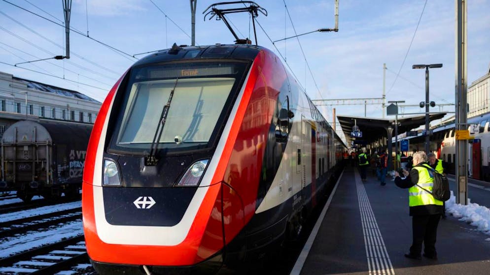 Le trafic voyageurs international reste un défi. Certains trains arrivent avec des retards en Suisse, en particulier en provenance de l'Allemagne, ce qui a des répercussions sur la ponctualité ici. Afin d'y remédier, les CFF mettent notamment en service des trains de remplacement du côté suisse.